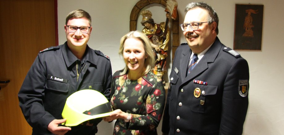 Landrätin Dr. Ganster überreicht Wehrleiter Florian Schell symbolisch einen Helm