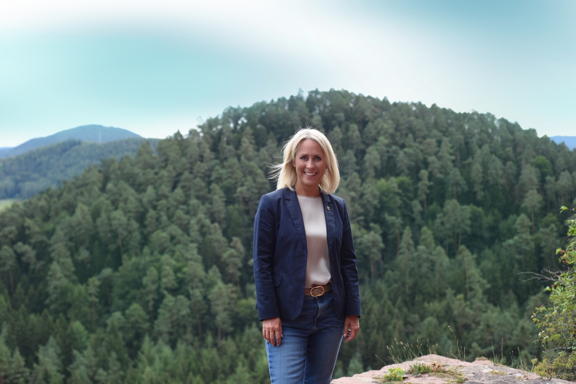 Landrätin Dr. Ganster auf der Burg Altdahn im Pfälzerwald