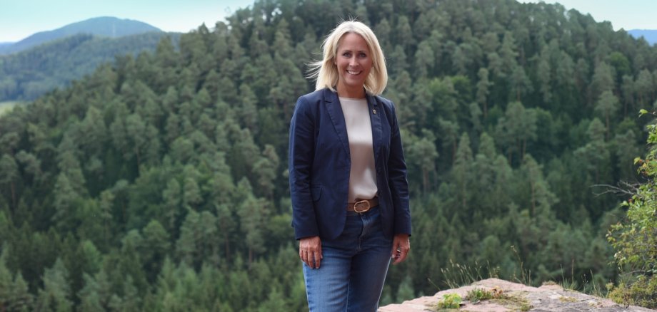 Landrätin Dr. Ganster auf der Burg Altdahn im Pfälzerwald