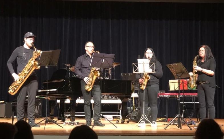 das Ensemble „SaxPäck“ unter der Leitung von Christine Kupperroth-Thomas (rechts außen). 