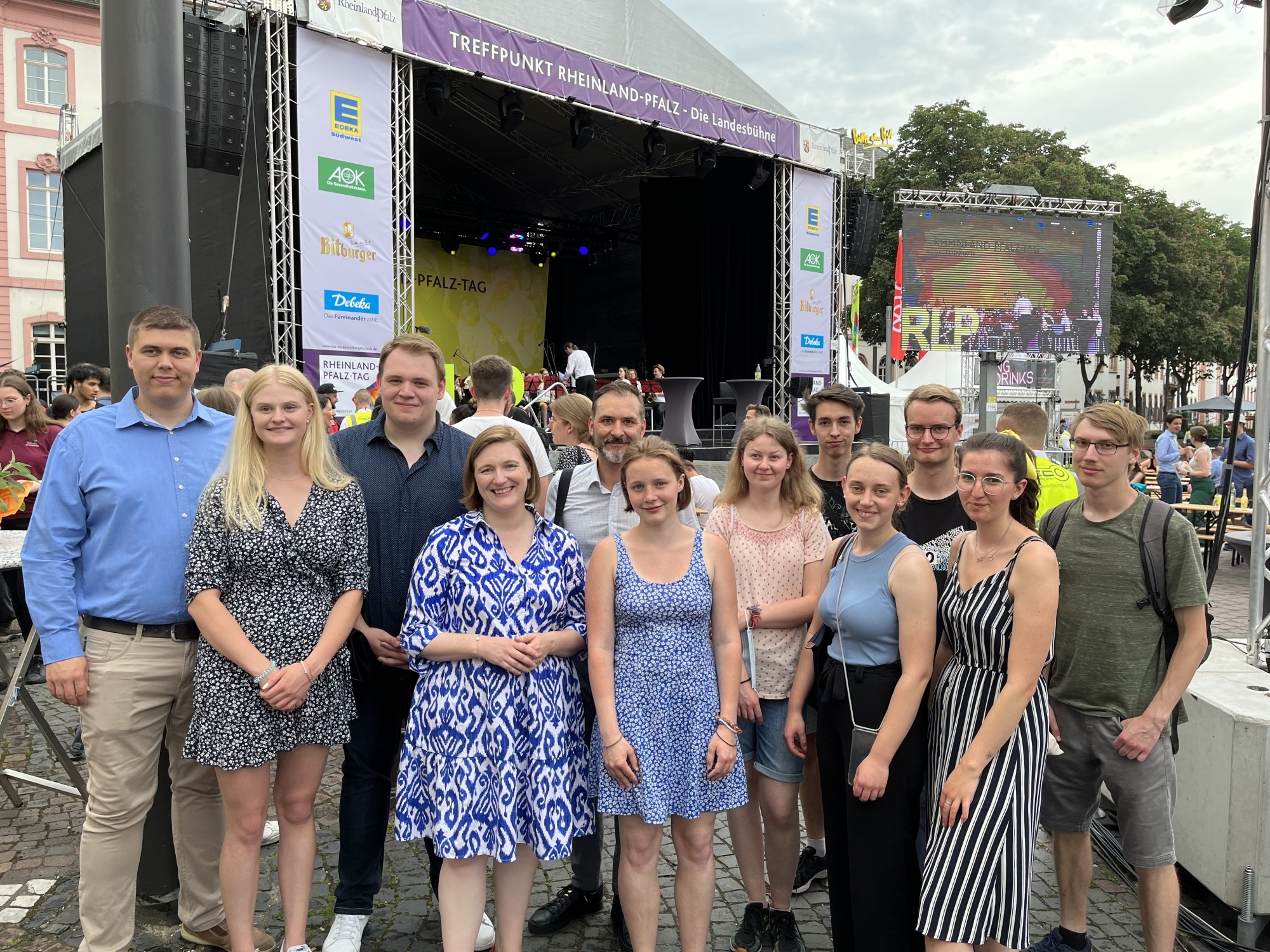 Junge Ehrenamtliche im Gespräch mit Jugendministerin Binz beim Rheinland-Pfalz-Tag.