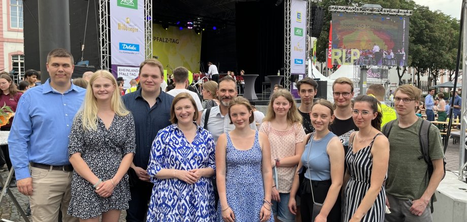 Junge Ehrenamtliche im Gespräch mit Jugendministerin Binz beim Rheinland-Pfalz-Tag.