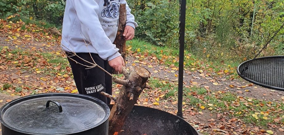 Feuer machen beim Waldforscher-Camp