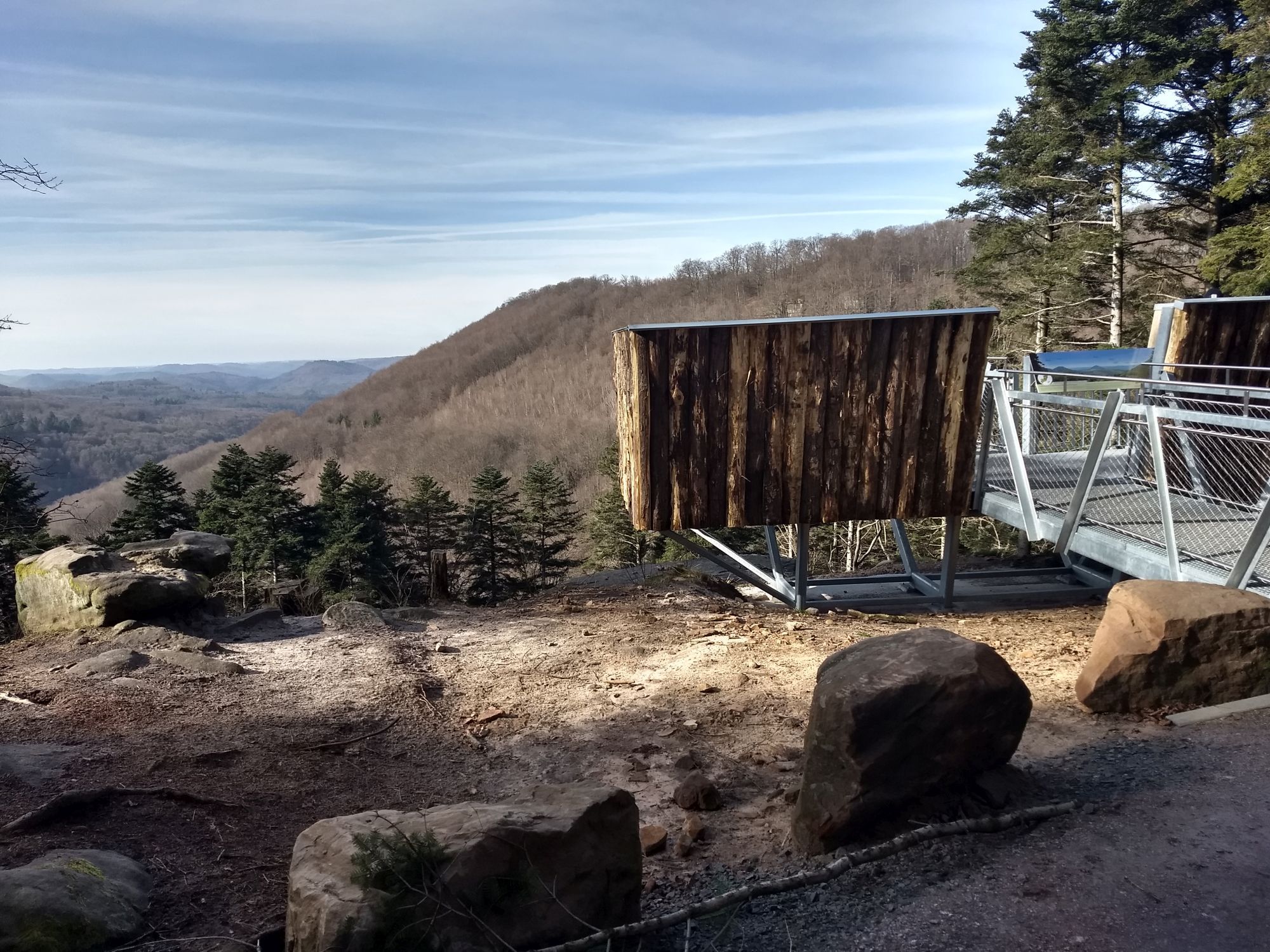 Der beliebte Aussichtspunkt auf dem Hermersbergerhof ist barrierefrei