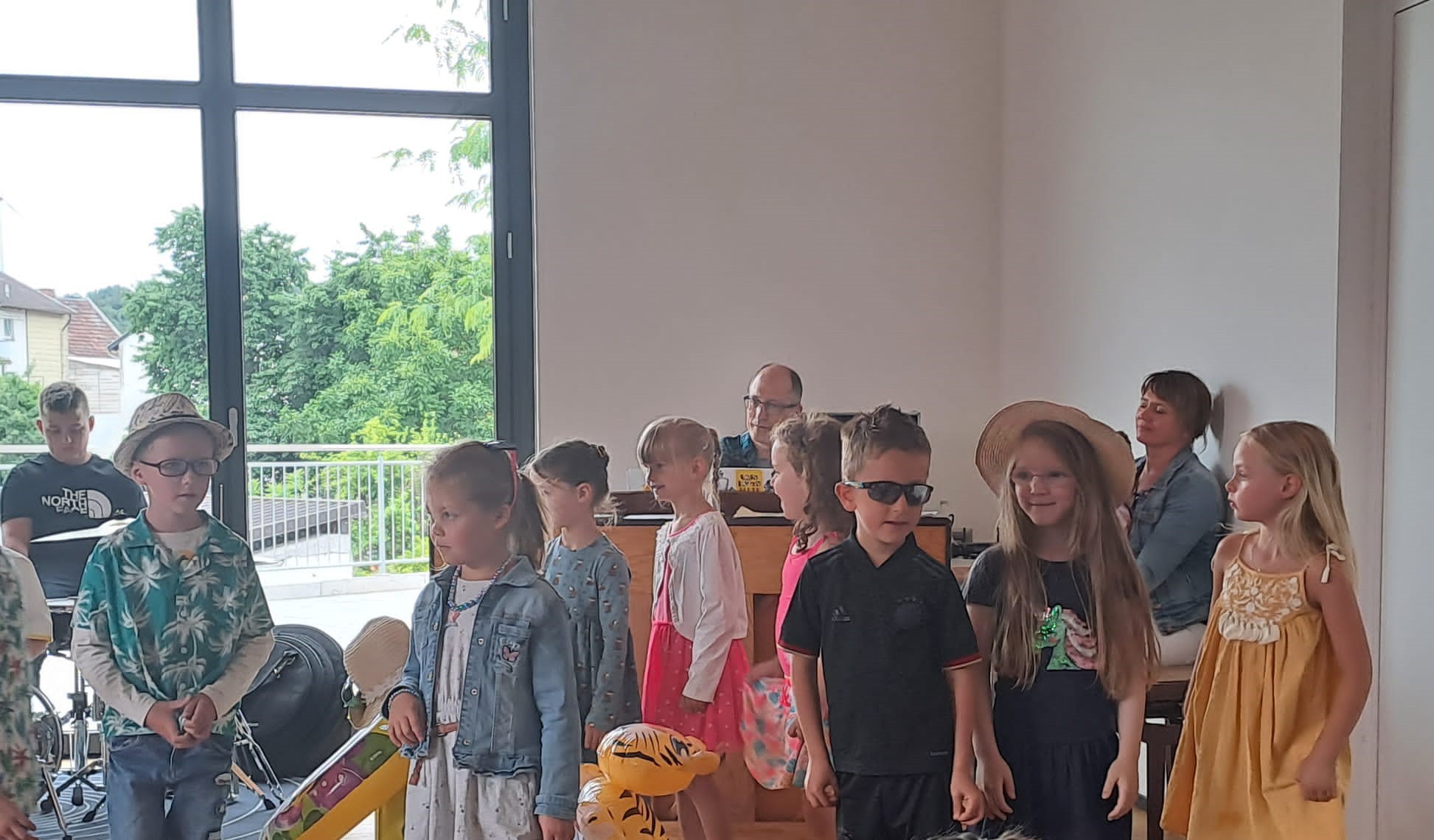 Kinder aus der Musikalischen Früherziehung der Kreismusikschule Südwestpfalz treten auf.