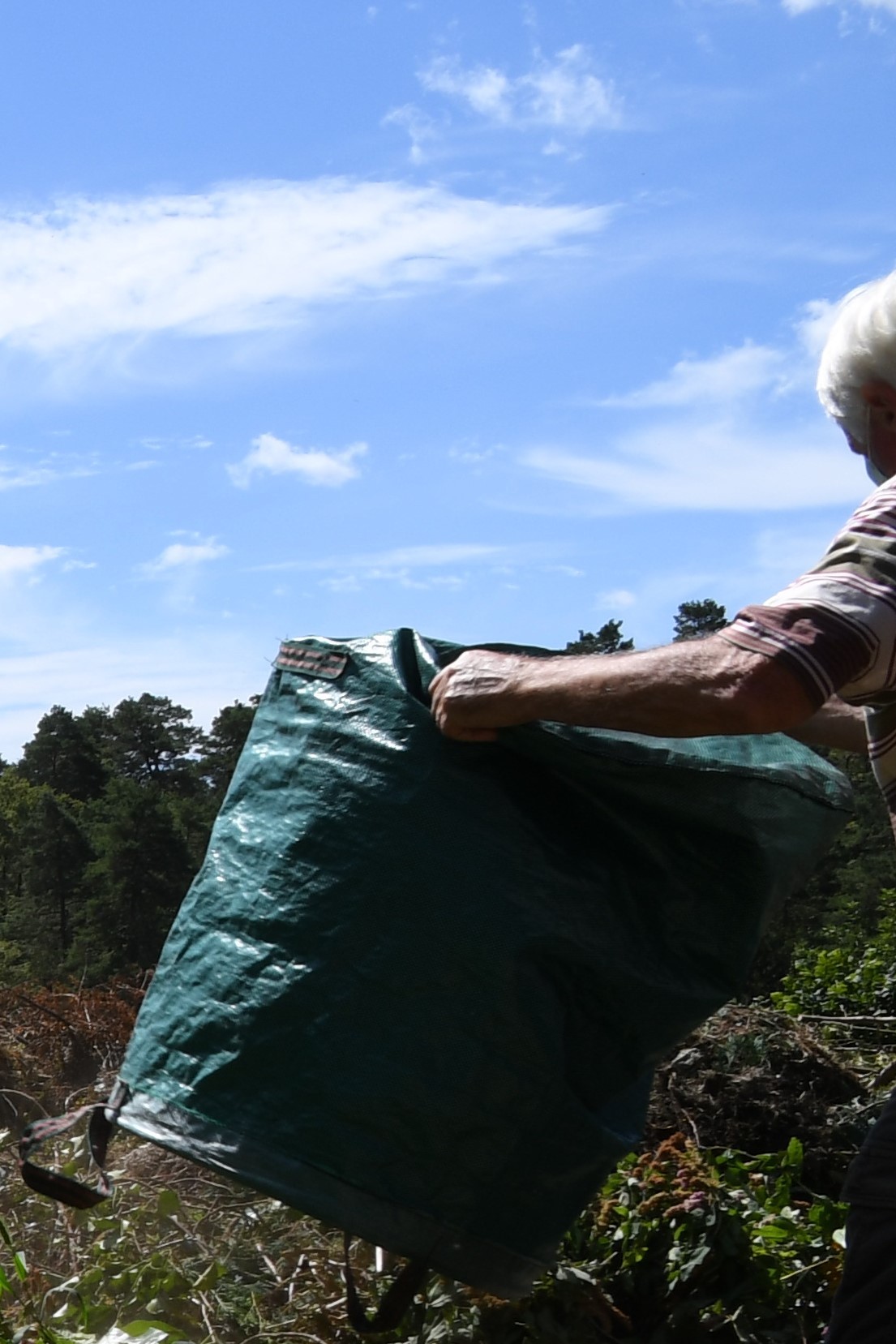 Grünschnitt-Sammelsack wird entleert