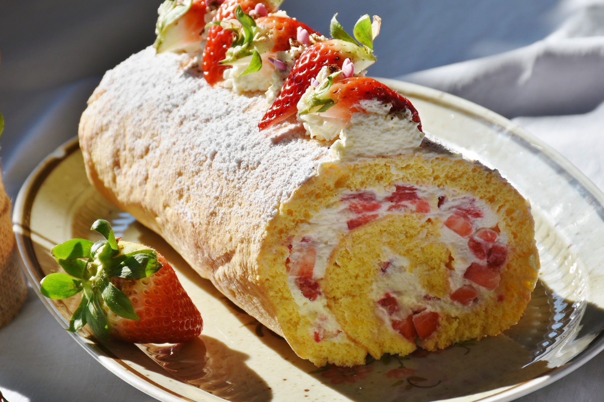 Leckere vegane Erdbeerrolle