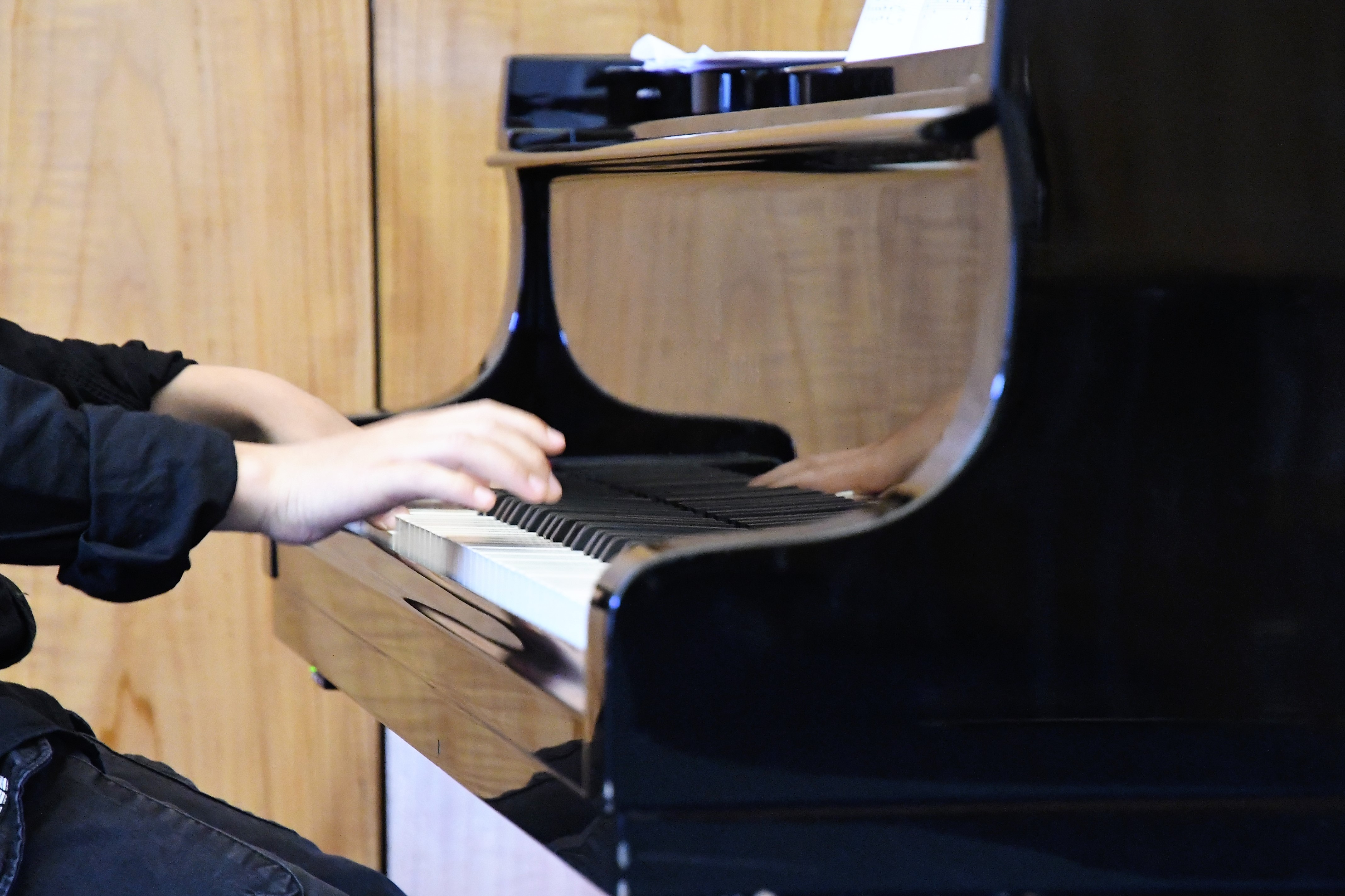 Junge Hände beweisen Talent am Klavier