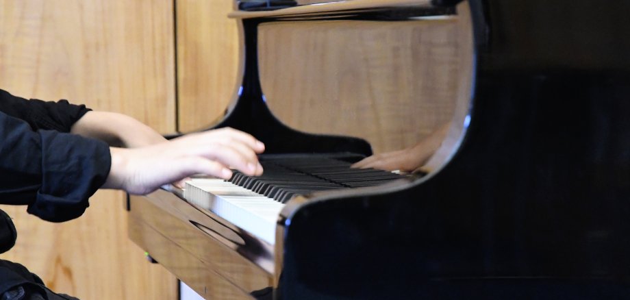 Junge Hände beweisen Talent am Klavier