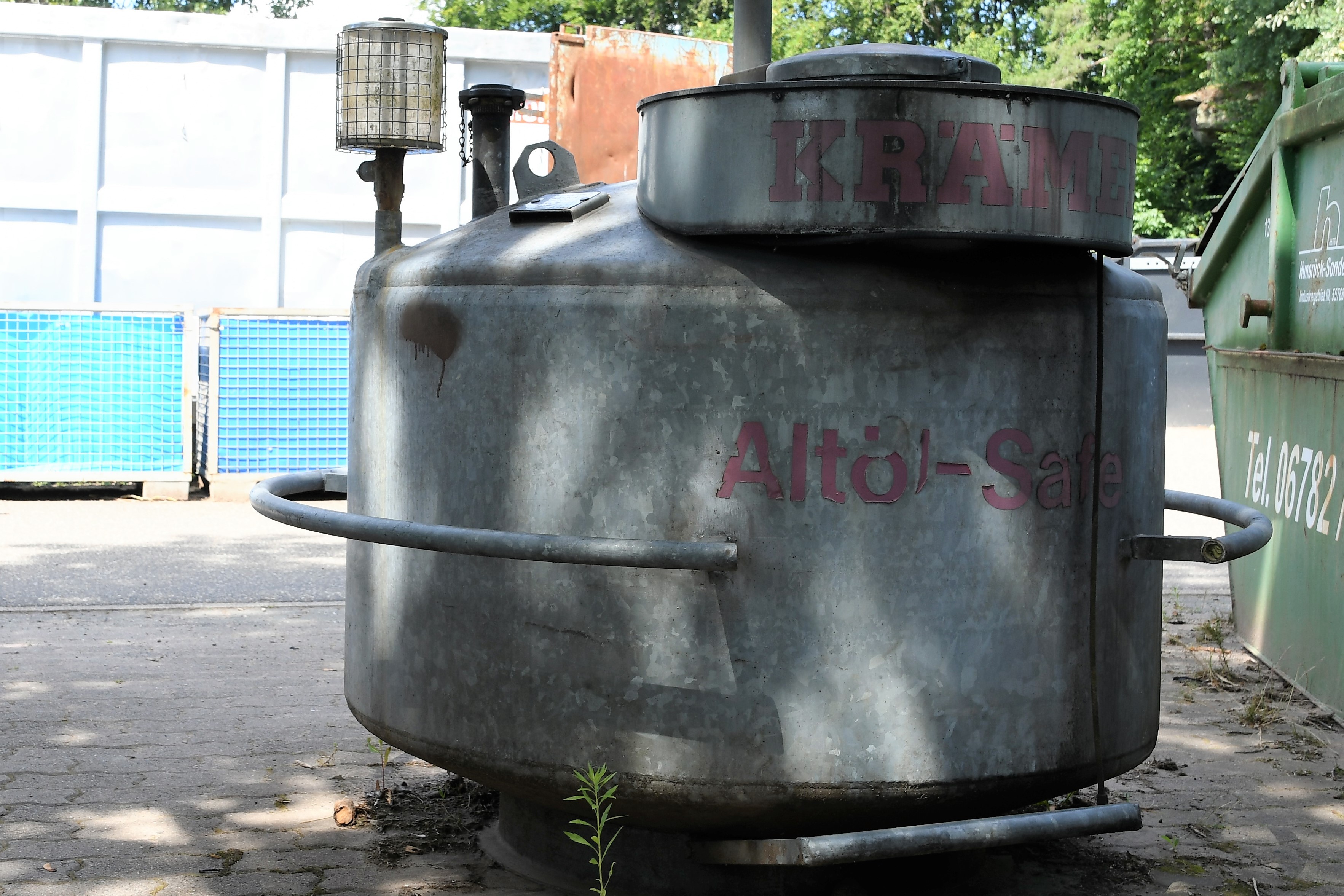 Altöl wird vom Umweltmobil und auf den Recyclinghöfen gesammelt.