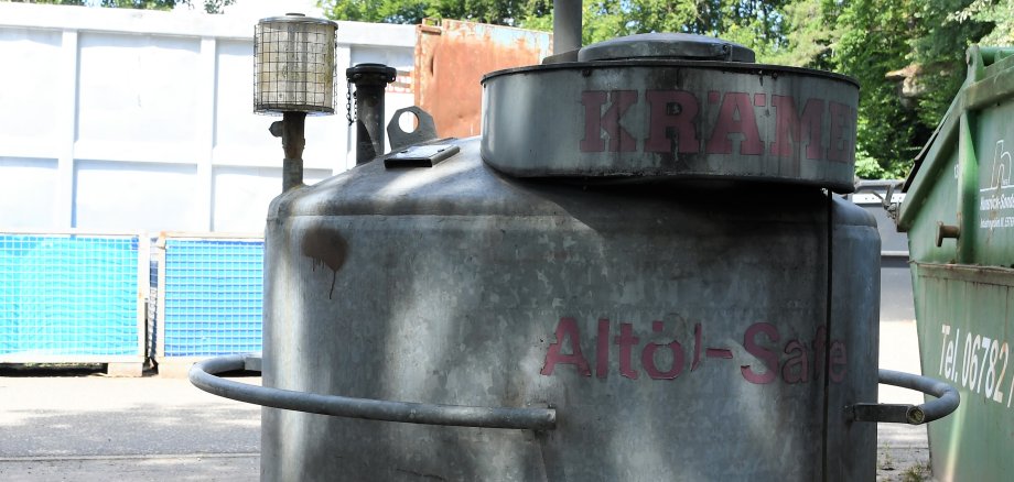 Altöl wird vom Umweltmobil und auf den Recyclinghöfen gesammelt.