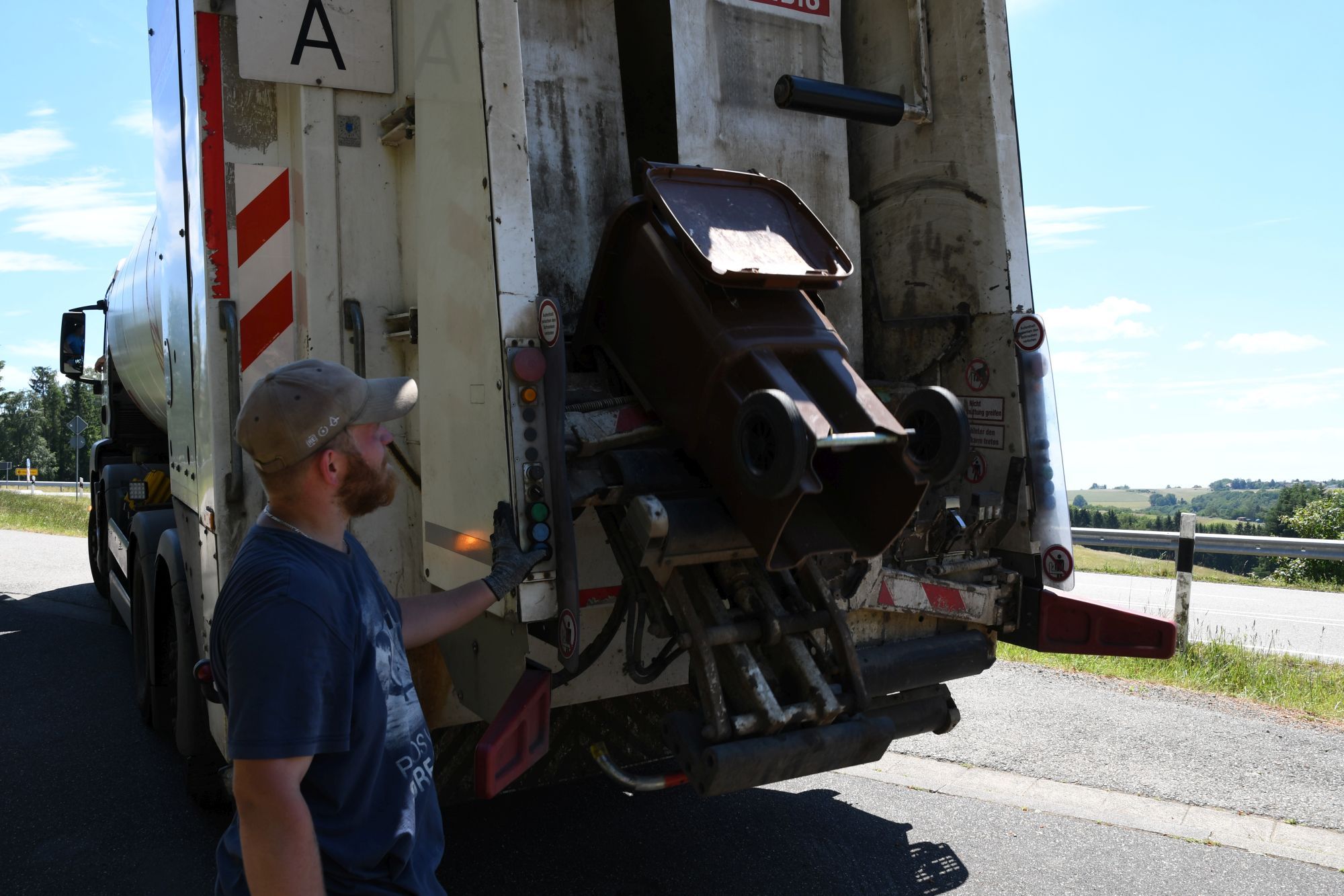 Bioeimer beim Leeren