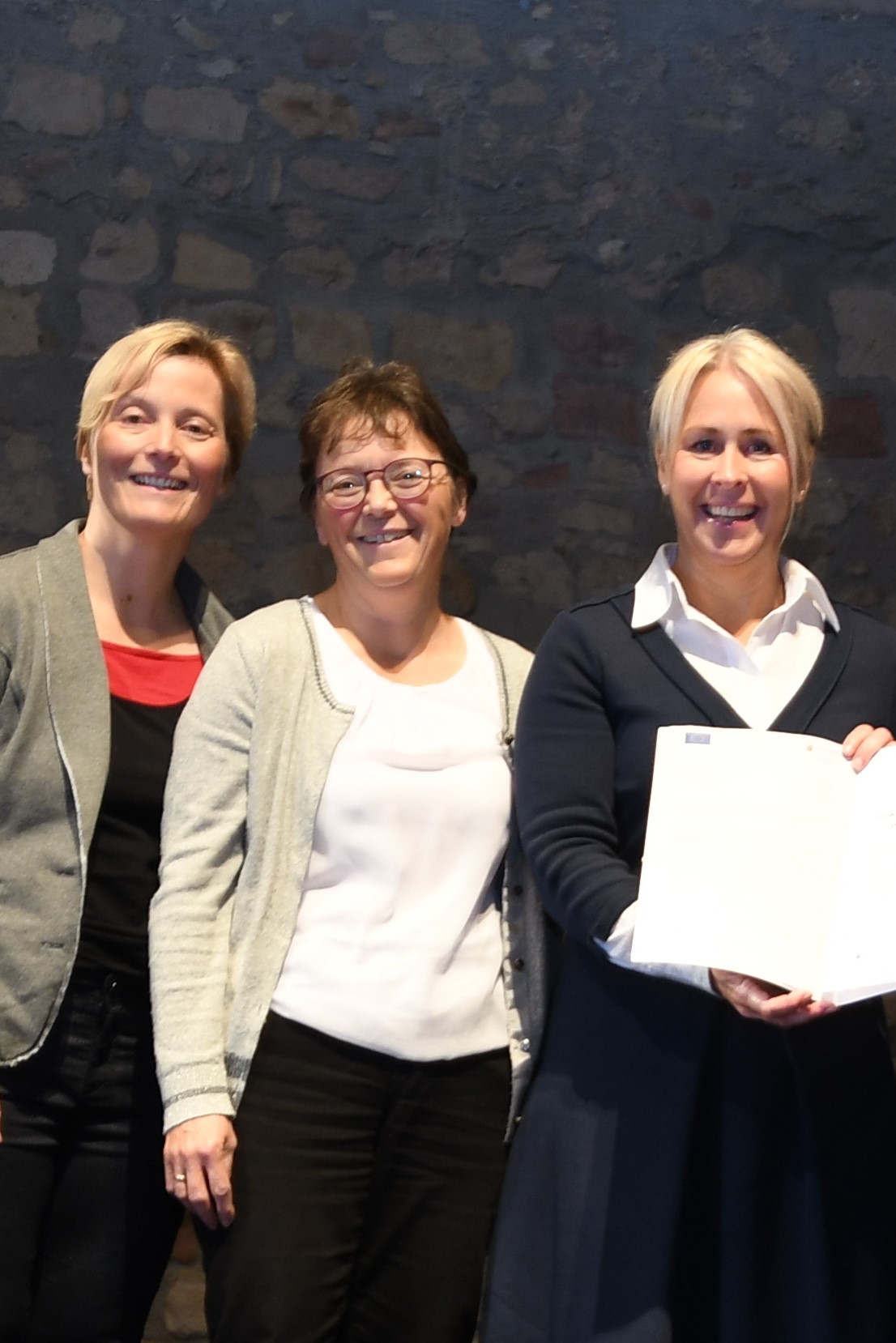 Monika Satory und Ute Weisbrod-Mohr von der Geschäftsstelle der LAG  mit der Vorsitzenden Dr. Susanne Ganster.