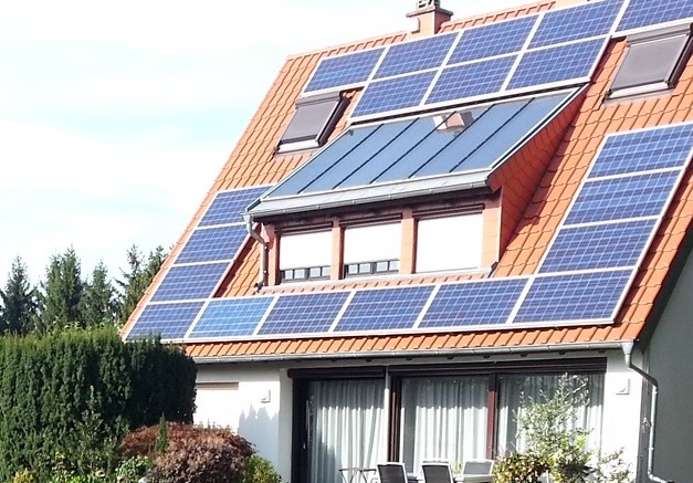 Dach mit Solar und PV-Anlage