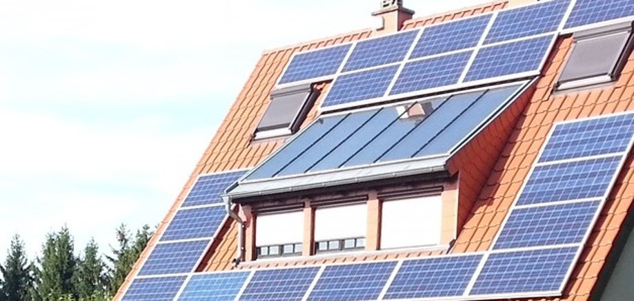 Dach mit Solar und PV-Anlage