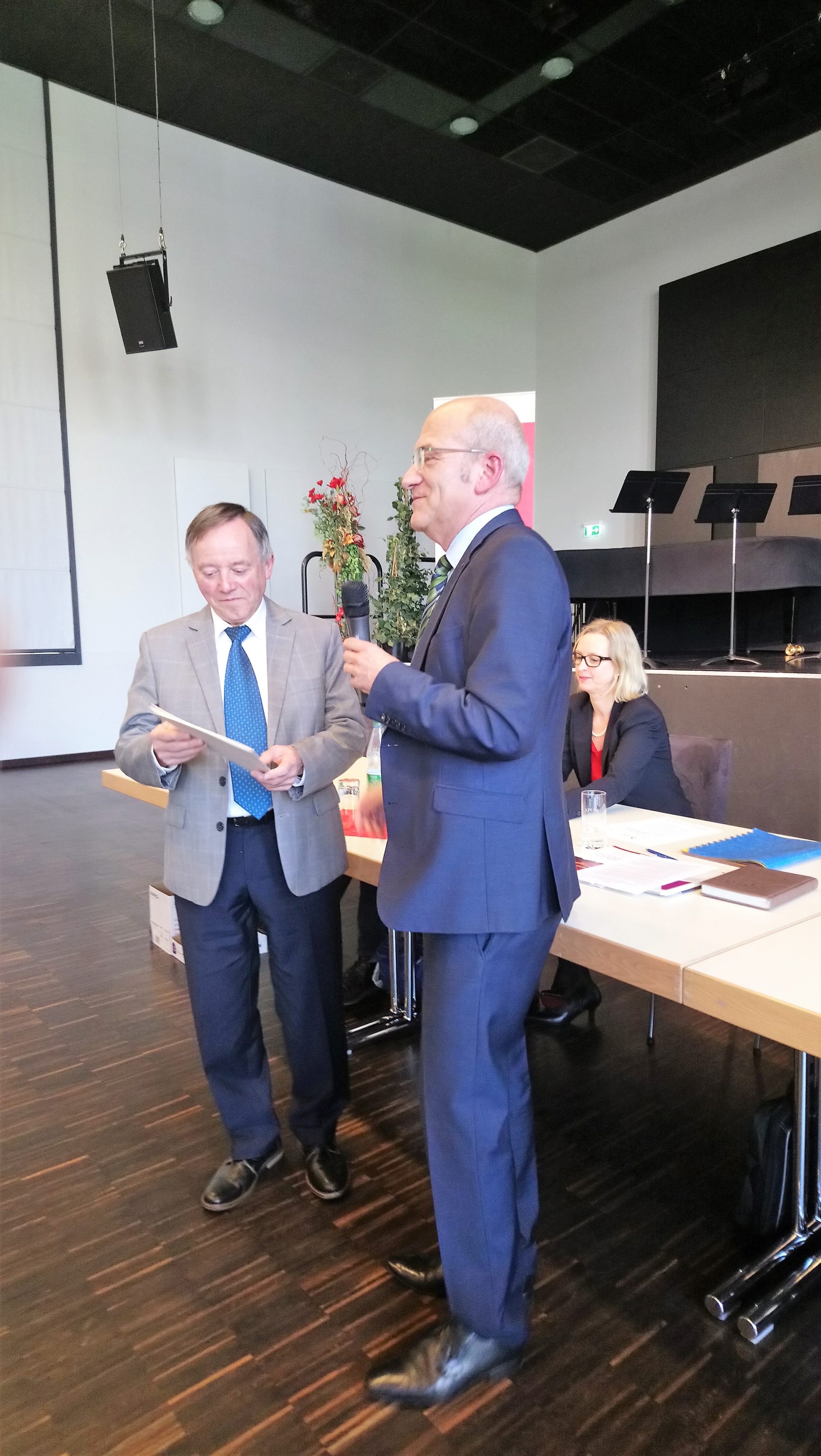 Übergabe der Ehrenurkunde durch Christoph Utz an Roland Schwindinger 