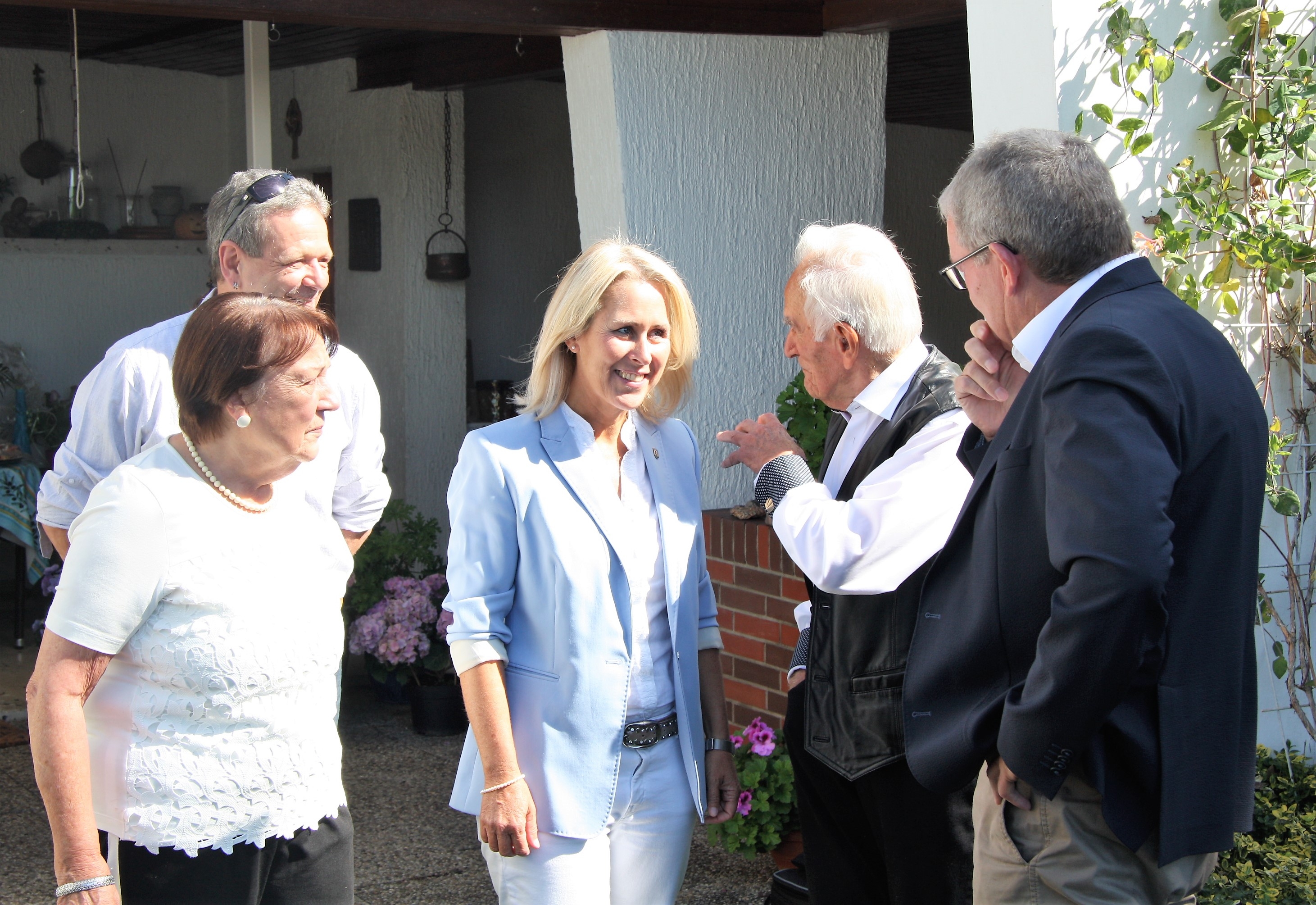 Landrätin gratuliert dem Gnadenhochzeitspaar