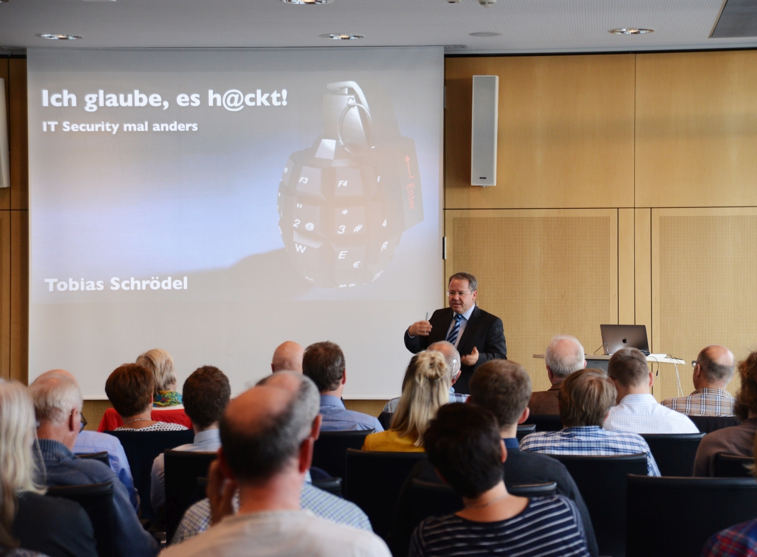 Tobias Schrödel demonstriert Live Hacking