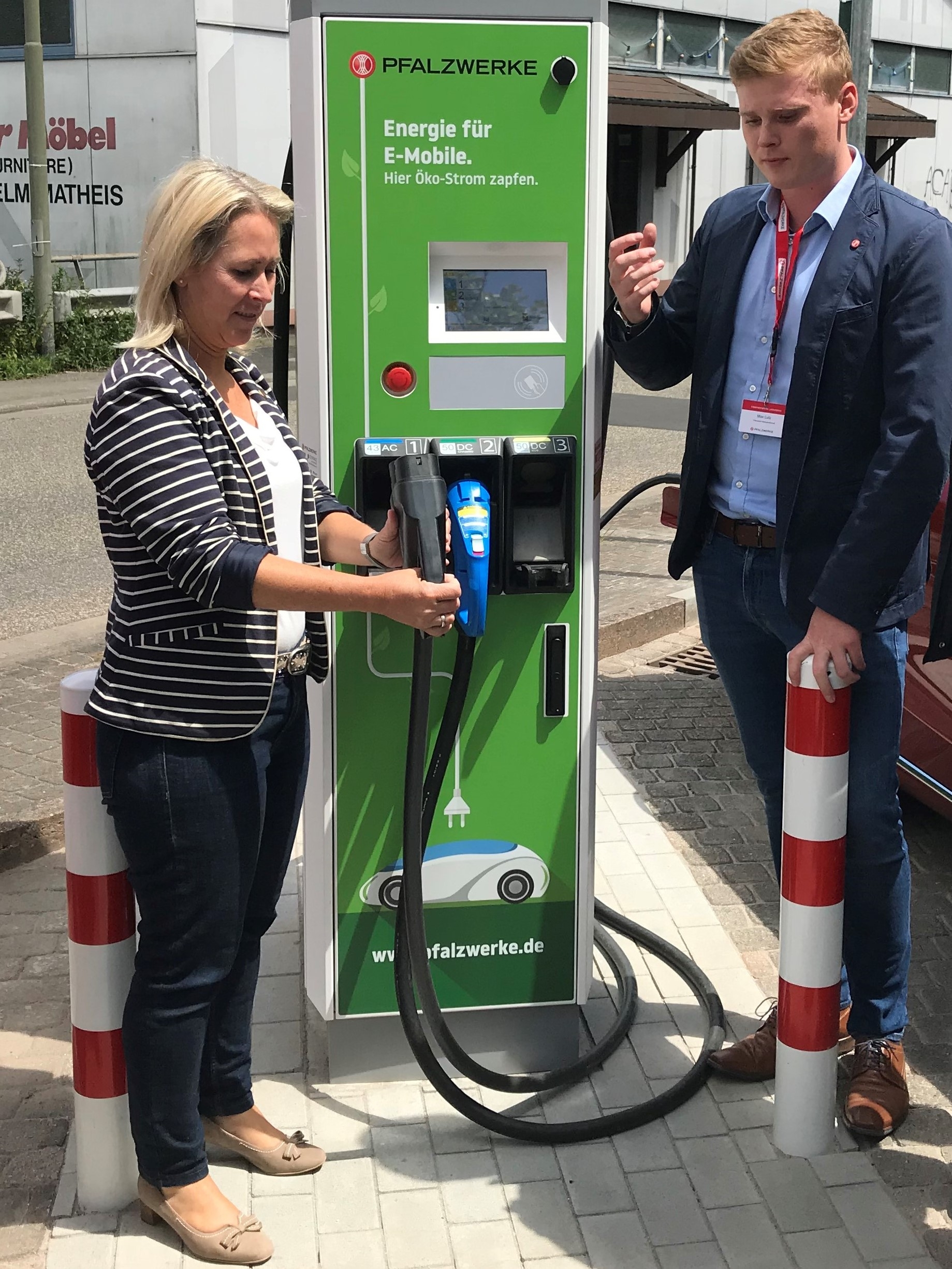 Landrätin Dr. Ganster nimmt Schnellladestation in Betrieb