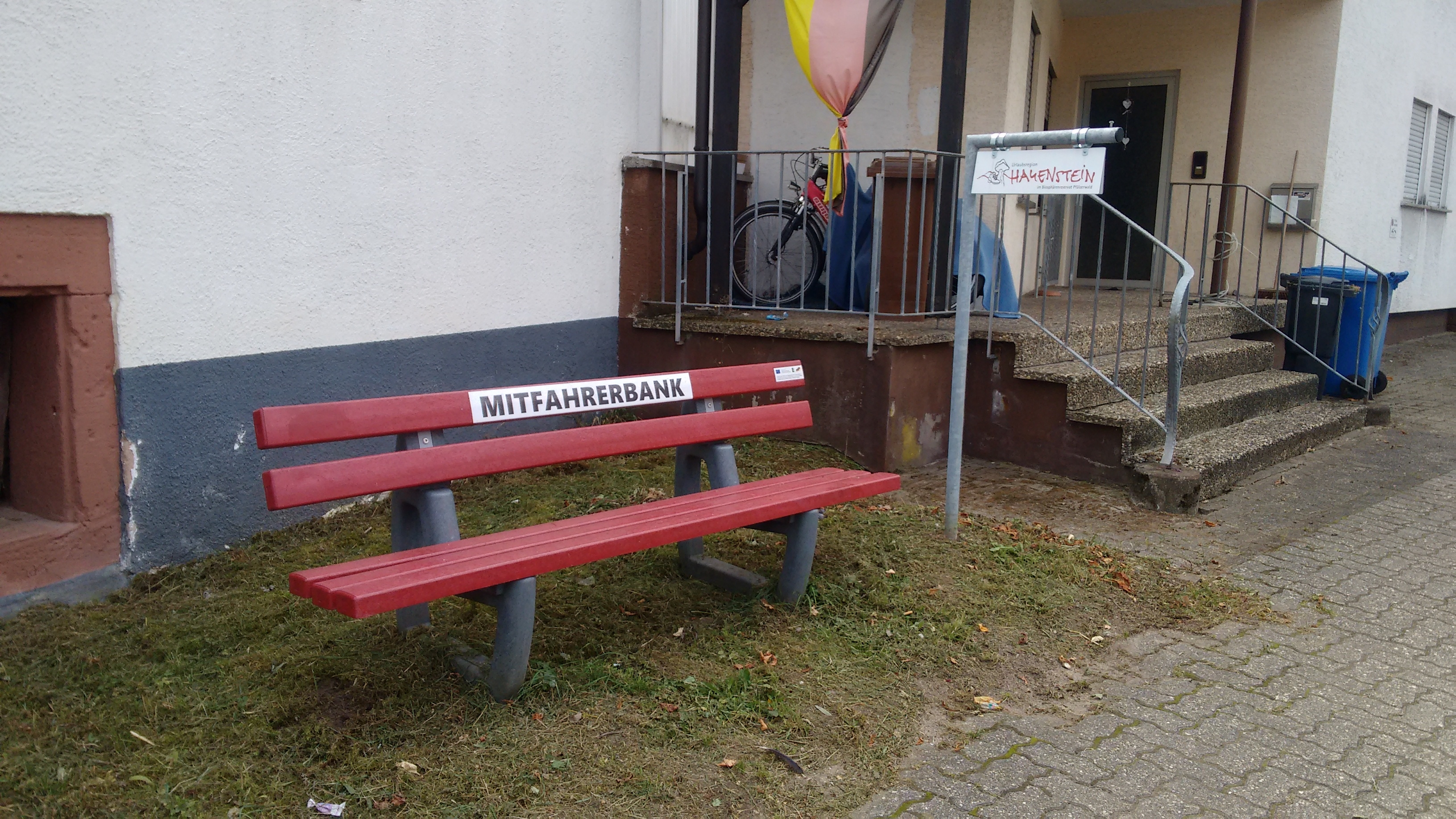 Eine Mitfahrerbank in Wilgartswiesen