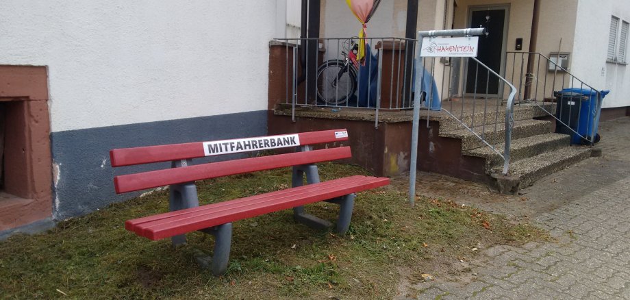 Eine Mitfahrerbank in Wilgartswiesen