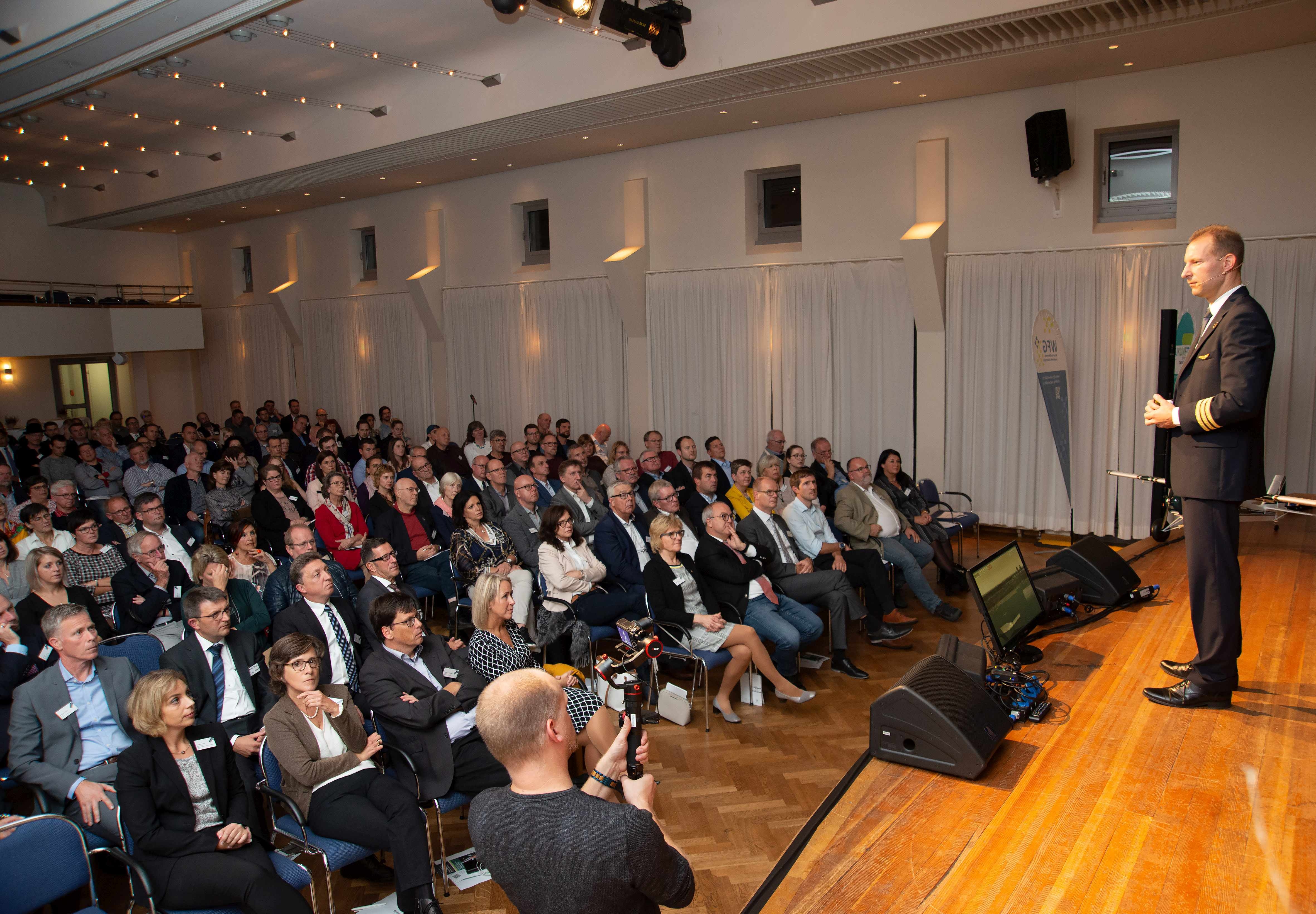 Philip Keil beim Unternehmertag Südwestpfalz: „Crash oder Punktlandung? Das Team macht den Unterschied!“