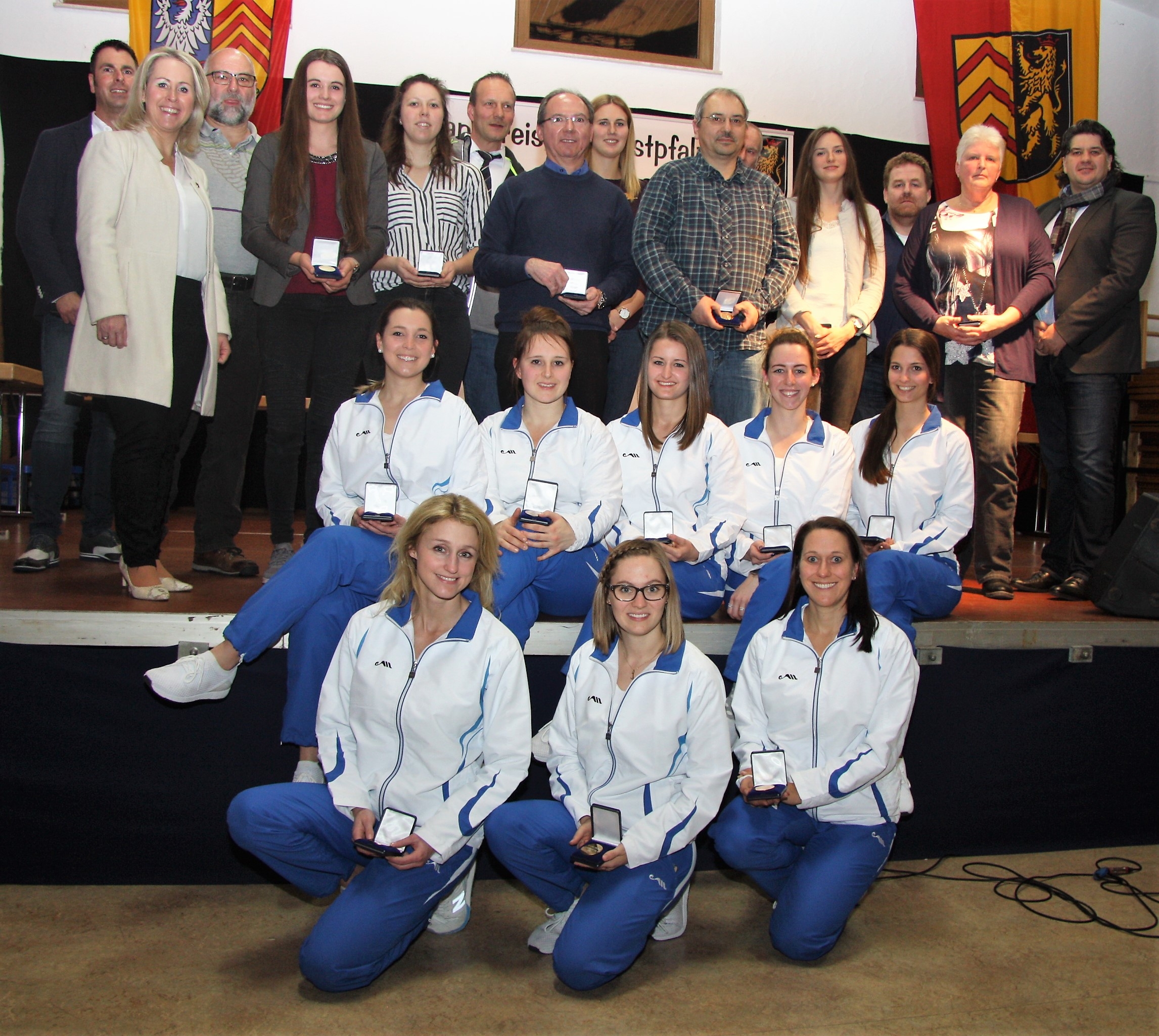 Die für ihre Leistungen 2018 geehrten Sportler des Landkreises 