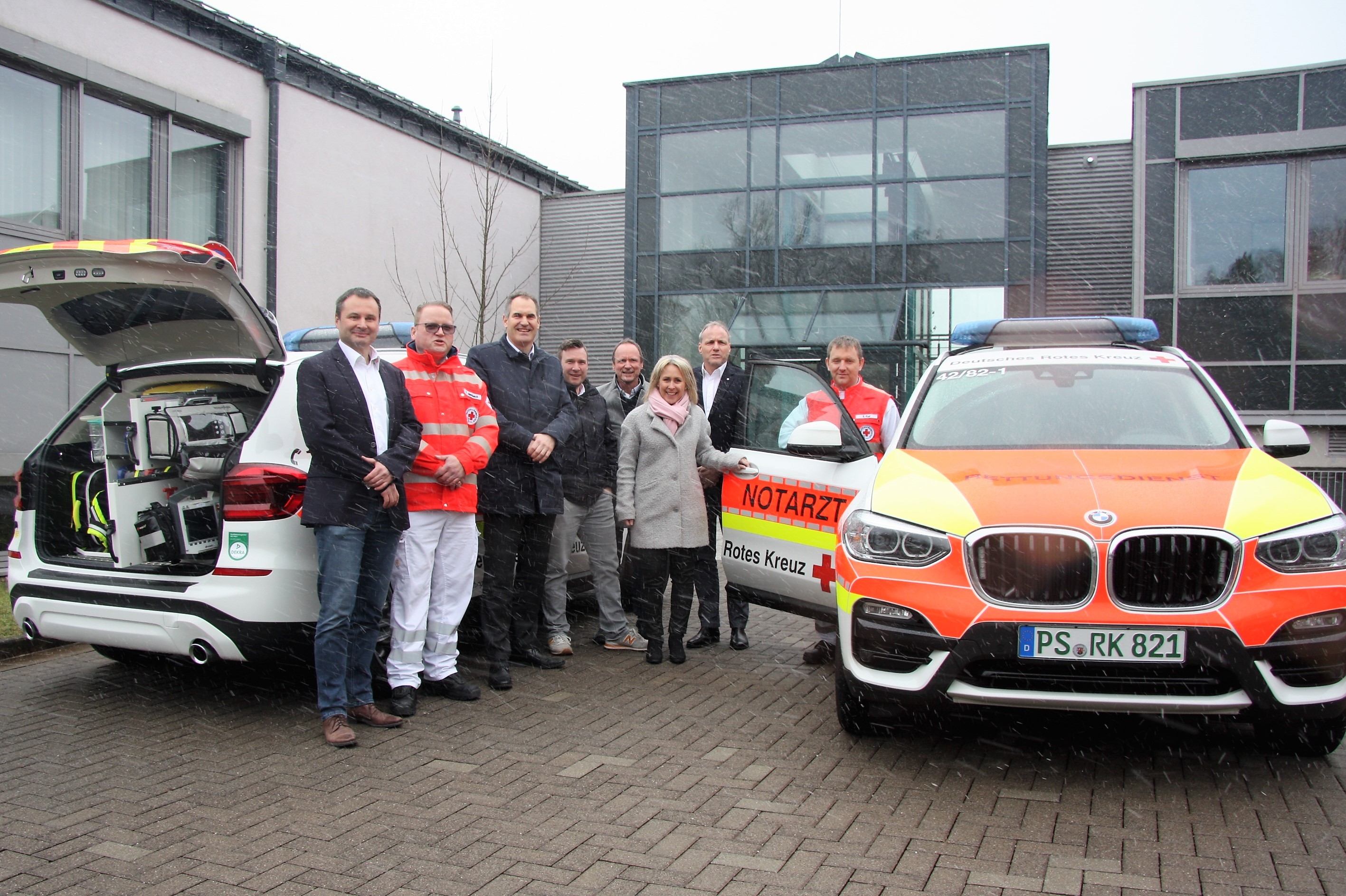 Landrätin übergbit zwei neue Notarzteinsatzfahrzeuge ihrer Bestimmung