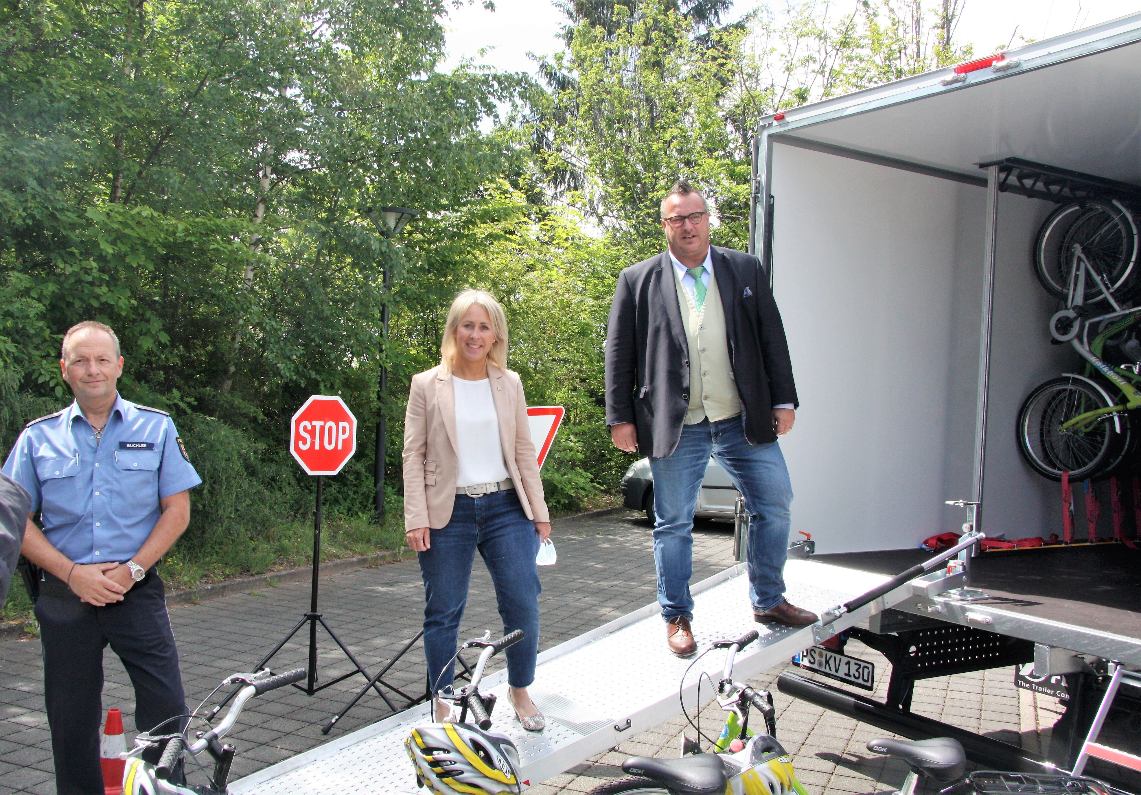 Übergabe des neuen LKW an die Jugendverkehrsschule