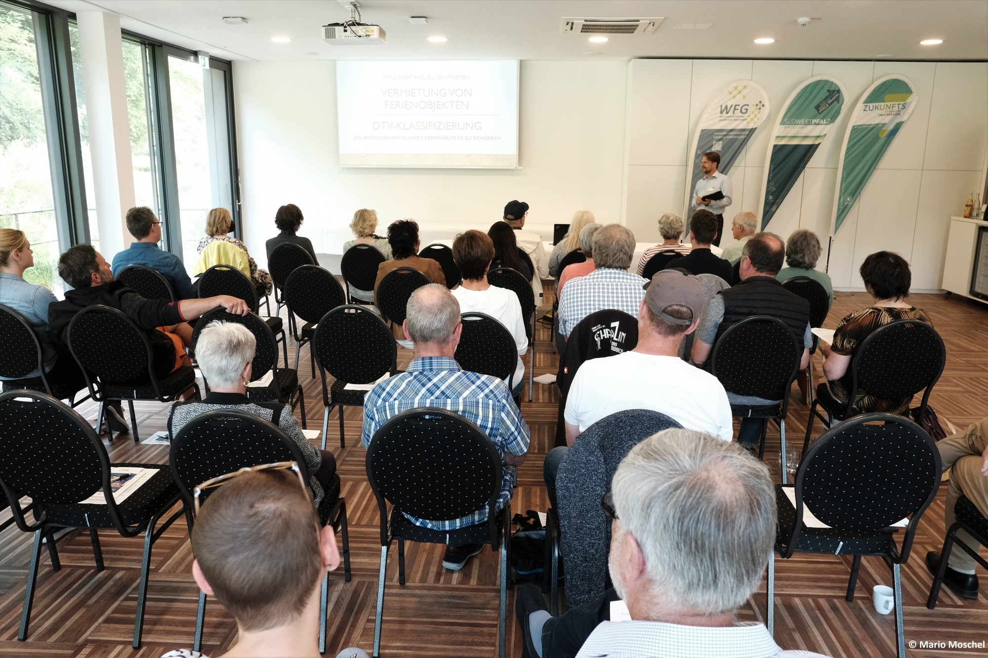 Referent Jörg Dörr erläuterte den Teilnehmenden den Ablauf einer freiwilligen Ferienwohnungsklassifizierung.