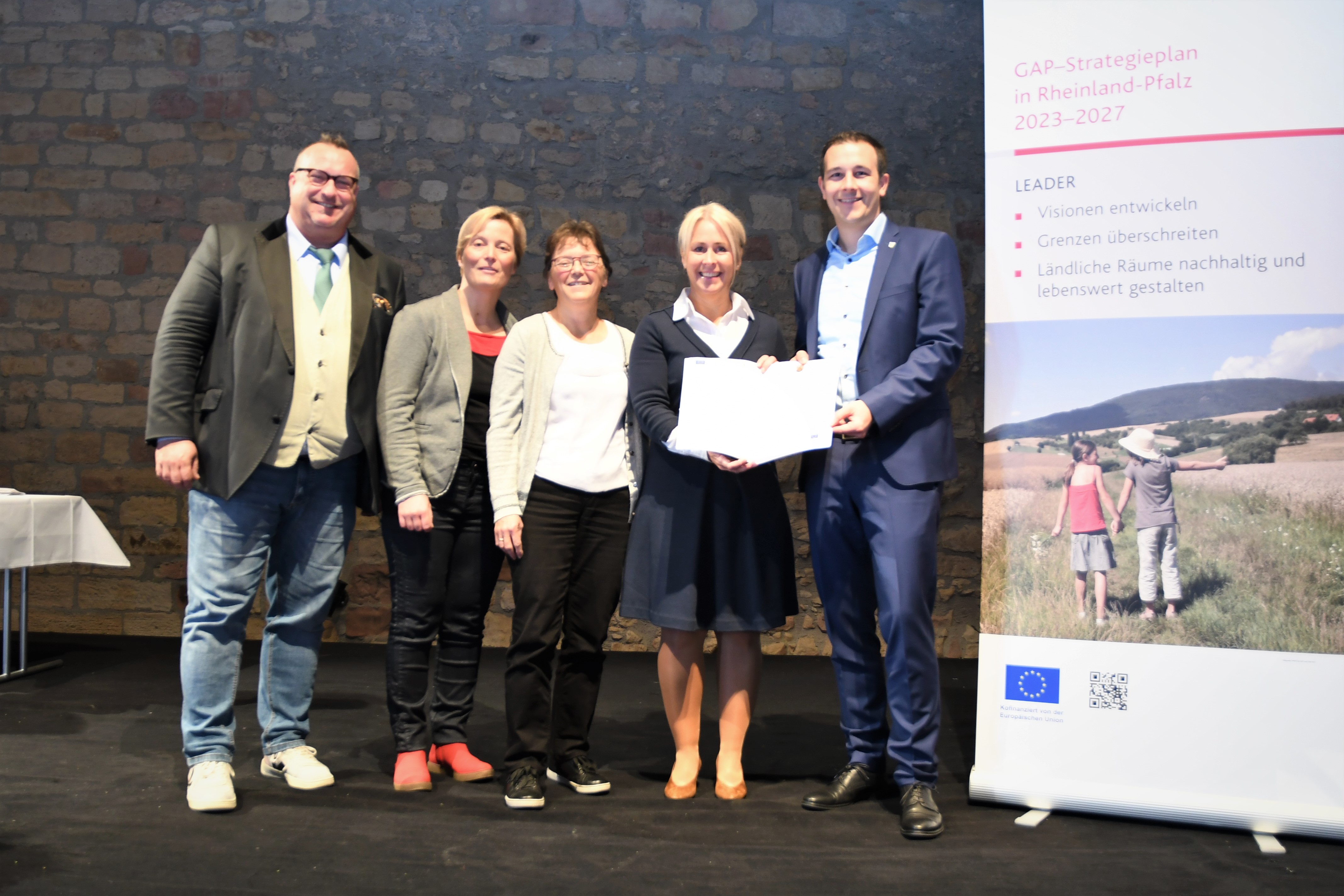 Urkundenübergabe in Neustadt