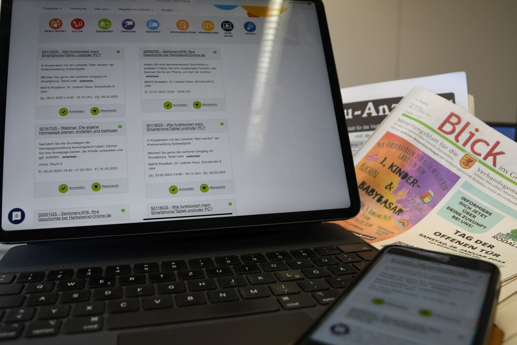 SeniorInnen am Tablett und Handy fit machen.